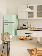 厨房的一角，糖果色冰箱为SMEG品牌。