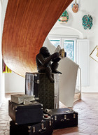 在楼梯间下，摆着意大利艺术家Bertozzi& Casoni题为”Pot Pourr“i（2005）的作品。照片尽头的墙壁，大门的上方，挂着意大利艺术家Luigi Ontani （1998/2009）的作品Máscaras
Musicales《音乐面具》。