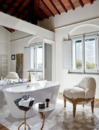 浴室里，巴洛克风格的小边几和扶手椅都是巴西设计师 Campana兄弟的作品，其实用设计总是像艺术品般独一无二。浴室里巴洛克形状的小边桌与“Roccocò”扶手椅形成对比，边桌和扶手椅都是Campana兄弟2012年的设计作品。
