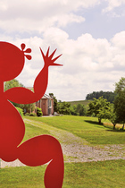 红色的钢雕小红人，是艺术家吕胜中的著名作品，远处是单独辟出的客人房。
