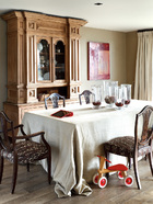 正式的餐厅，红色挂画来自Mariona Buxó，19世纪西班牙风格橱柜、19世纪英国座椅、水晶烛台等物品均可在Azul Tierra购得。