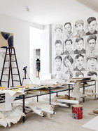 二楼工作室，右墙上是韩湘宁自2006年开始创作的水墨人像《60青年》，左墙上是韩湘宁上世纪60年代的抽象画，目前正与女儿韩仪的画重新组合。