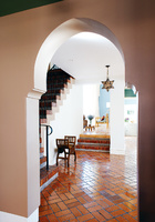 玄关处能看到一个伊斯兰风格的圆形拱门，恰如其分地点明了这个家的整体气质。
