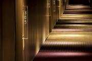 台北Hotel Quote Taipei：这间精品酒店外形酷似魔方，内部运用幽暗的灯光映衬大篇幅的原木和各类织物面料...