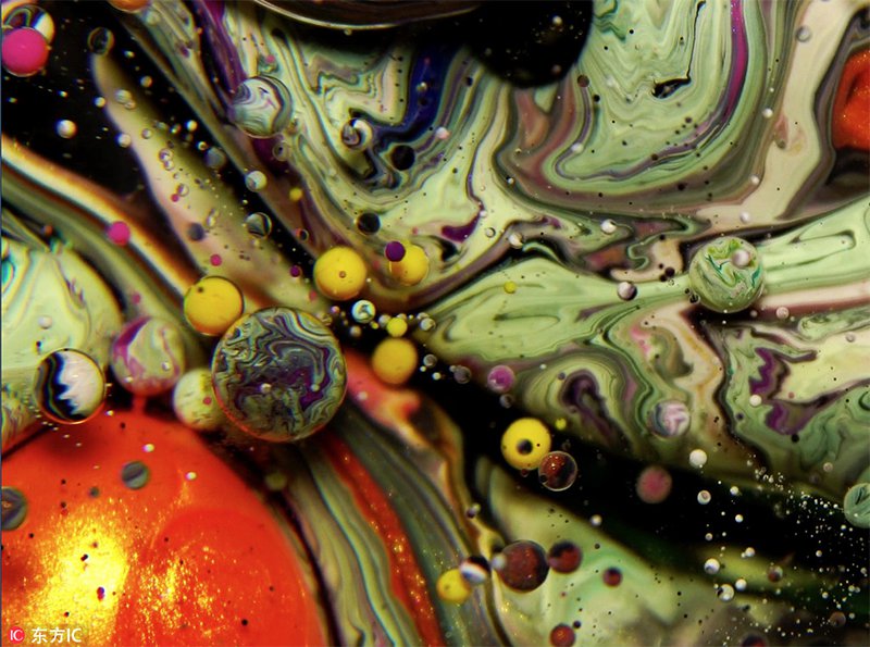 当肥皂遇上颜料 艺术家打造多彩银河系如梦如幻 