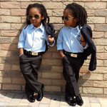  英3岁双胞胎兄弟穿衣有型 互称“国王”