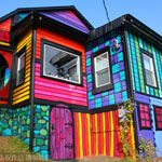  美国艺术家改造破旧农舍 色彩斑斓如童话小屋