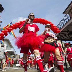 美国新奥尔良“红裙跑” 众猛男一身红装无限妖娆