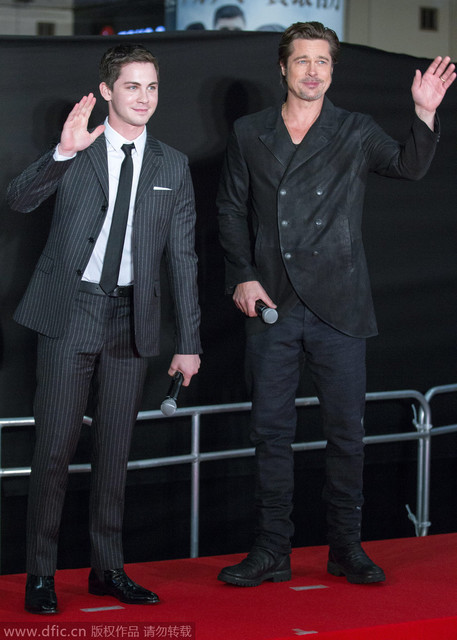 日本东京当地时间2014年11月15日，Logan Lerman与Brad Pitt 亮相电影《狂怒》东京首映礼。两人都身穿三粒扣西装外套，皮特的休闲款穿法最后一粒扣子也系上了，而正式款却大敞大开。所以在穿衣方面真的没有什么死板的约定俗成，只要你精心准备同时穿着舒服就够了。