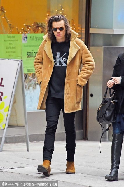  2014年12月22日，纽约，当地时间20日，哈里·斯泰尔斯（Harry Styles）现身街头。“瘦”可能是穿好这种造型的第一前提吧，瘦到把slim 的仔裤穿成legging；瘦到不会把麂皮短靴撑变形；瘦到廓形再夸张的皮毛大衣也能有空气感。