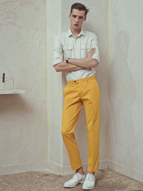 法国品牌De Fursac演绎的是典型法国男人的优雅，它的宗旨就是塑造温文尔雅的男士。无缝精细的做工，色彩上选择了这个季度的流行色——红黄蓝，De Fursac将休闲与正式的设计完美的结合，表达着恰如其分的气质。