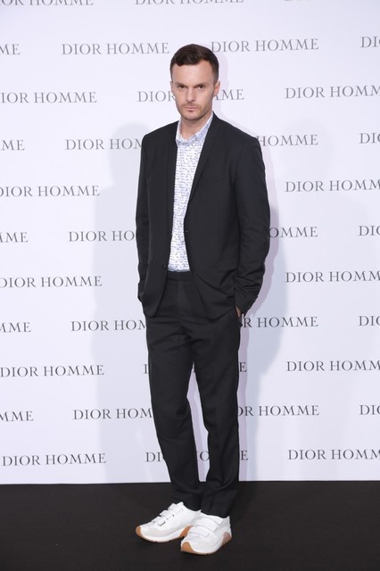 品牌创意总监克里斯·凡·纳什（Kris Van Assche)身着Dior Homme 2015夏季系列亮相红毯