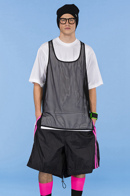 在2016年早春男装型录中，Dsquared2再次推出了受欢迎的年轻主题。Dsquared2以滑板男孩为设计风格，色彩缤纷的运动衫、款式独特的T恤，夺人眼球。除了滑板男孩，冲浪者、沙滩狂欢者，都给了Dsquared2设计灵感，紧身裤、连帽衫都充满时尚感与运动感。