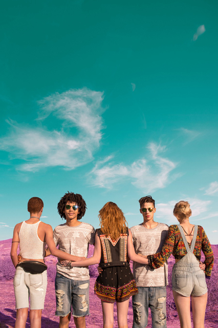 H&M本季推出了充满梦话彩虹色彩的Loves Coachella系列广告大片，是以这个标志性的音乐节为主题的第二个系列。紫色的背景下，充满特色的印花别有风情，洋溢着年轻人的个性与青春。