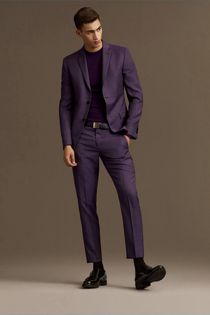 自上一年的秋季大片后,意大利顶级模特Alessio Pozzi再次与Versace合作推出2016秋冬男装型录，Alessio Pozzi无可挑剔的面部线条，与Versace的设计理念——干净的线条，没有多余的装饰，搭配得天衣无缝。Versace致力为男士打造精美流畅的线条，西装或是运动装，都能穿出独特的优雅，全身心专注于细节品质。