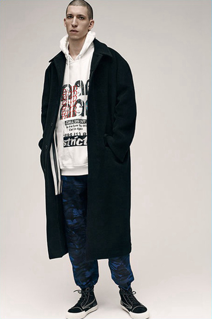 Alexander Wang推出了2016秋冬男装型录，灵感来源于流行的嘻哈文化，设计出休闲时尚的街头服装。羊毛夹克衫，印花T恤，印花长裤搭配短靴，宽松的款式显示着随意洒脱的个性。