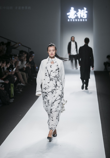 以上海时装周为契机，将中国风走向世界，是意树品牌的努力方向。