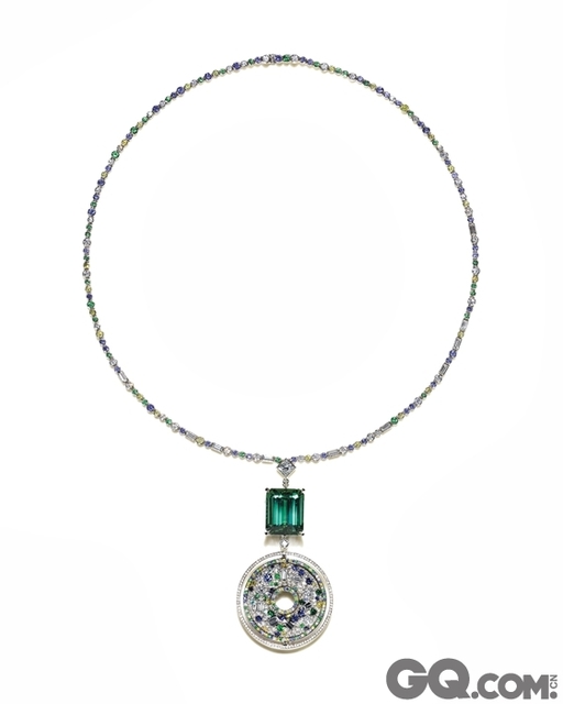 著名演员瑞茜•威瑟斯彭（Reese Witherspoon）佩戴2015Blue Boo高级珠宝中的18K白金镶嵌祖母绿形切割绿碧玺项链，配以钻石、蓝宝石、蓝色铜锂碧玺和沙弗莱石