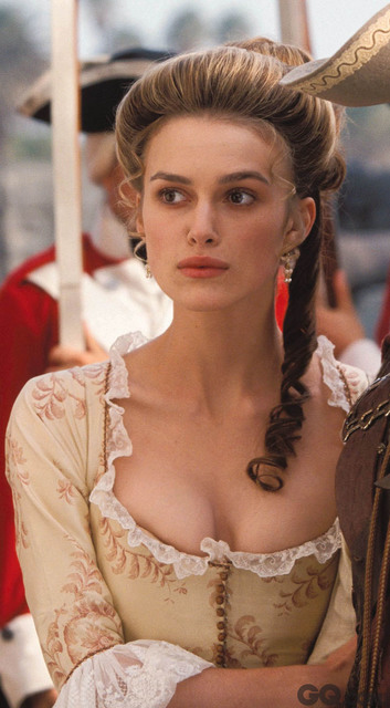 Knightley身材最突出的地方就是平胸，但她丝毫不以为意。在《加勒比海盗》的剧照中，制片方就把Knightley的胸部PS成了C罩杯，让她很不爽，但也没有过多干预。