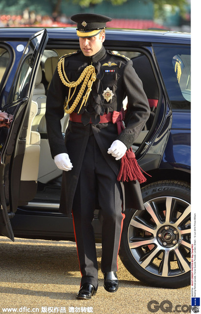 英国伦敦，英国皇家骑兵卫队举行阅兵式，威廉王子一身戎装出席活动。   