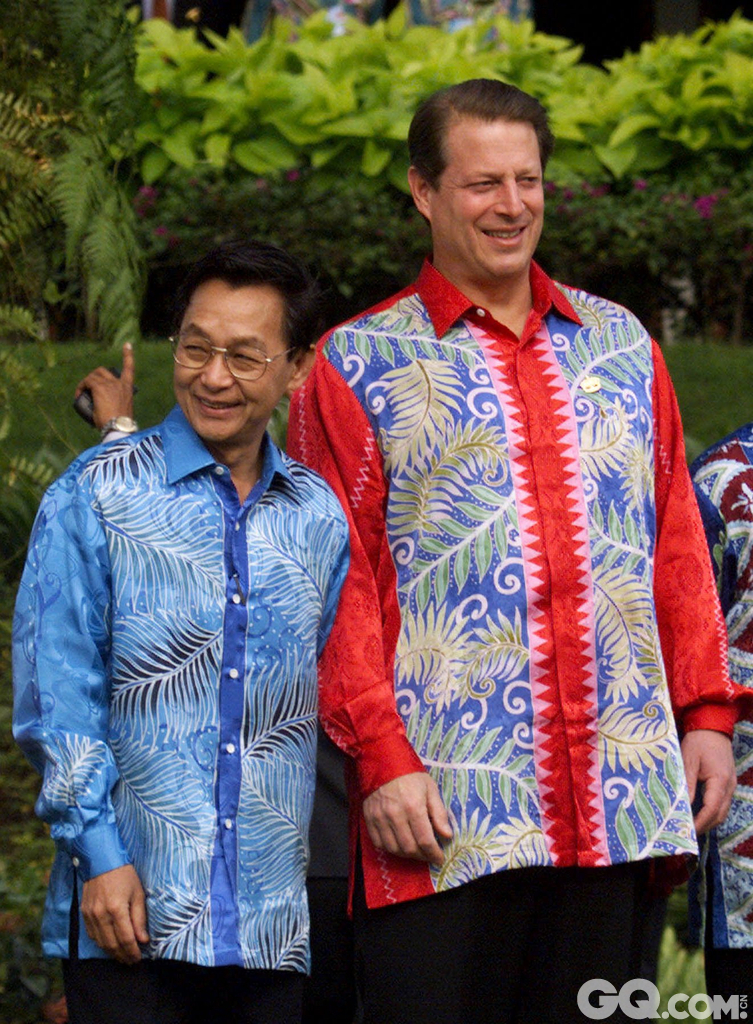 1998年，APEC峰会在吉隆坡举行，东道主马来西亚给每位客人送了一件色彩艳丽、极富热带情调的蜡染衬衫。