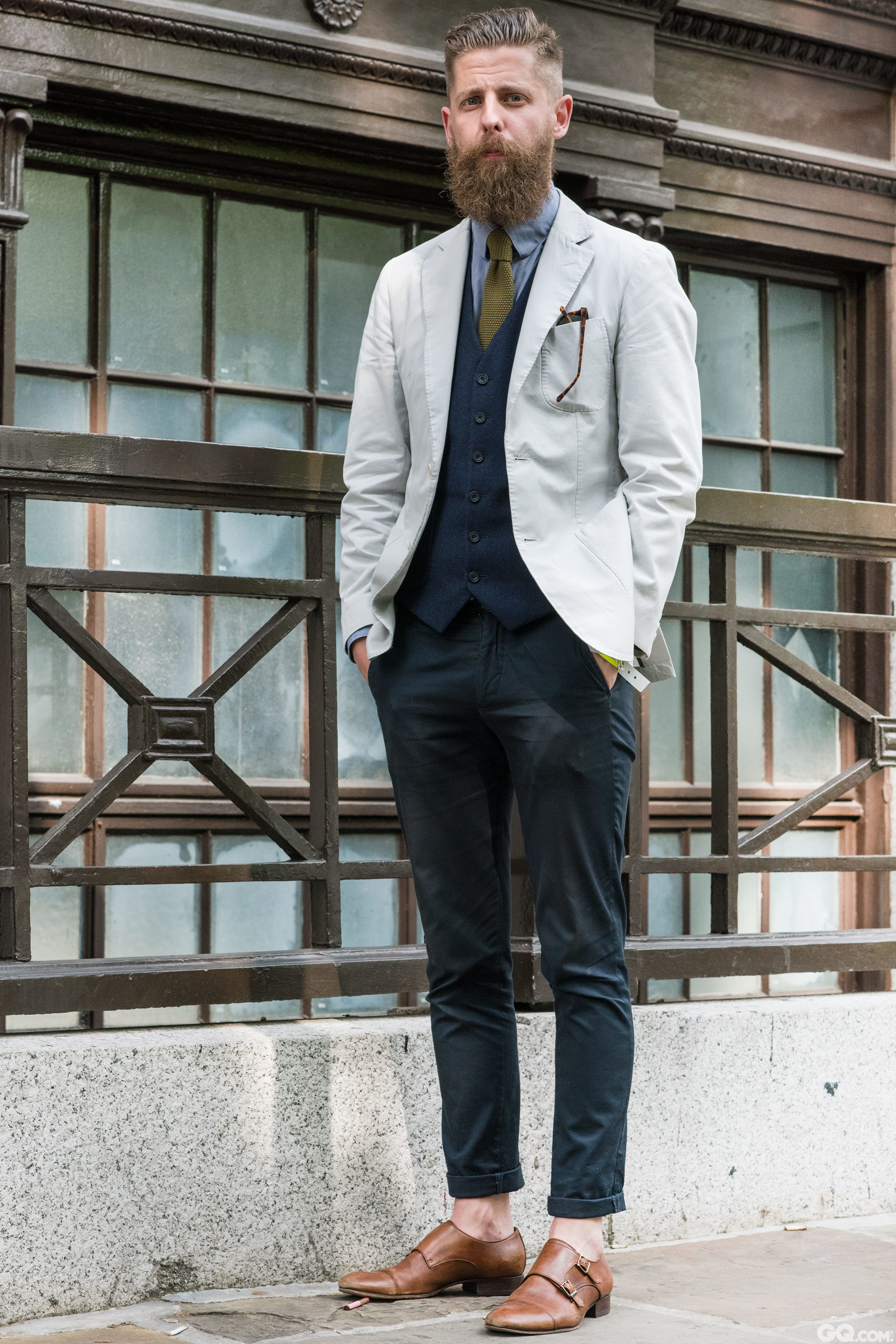 Paul
All look: Hardy Amies
Shoes: Office
Sunglasses: Han Kjobenna

Oldest piece: my waistcoat

Inspiration: I used to work for Hardy Amies so I wanted to honor his heritage with a very typical London look.我之前为 Hardy Amies 工作，所以我想遵循他的风格，来一身特别典型的伦敦范儿。
