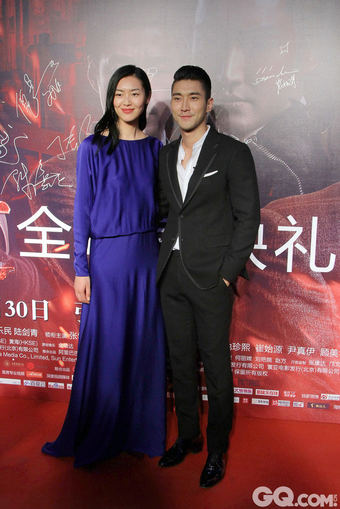 2015年4月23日，刘雯身穿宝蓝色拽地礼服与《我们相爱吧》“男友”崔始源出席《赤道》首映礼。
