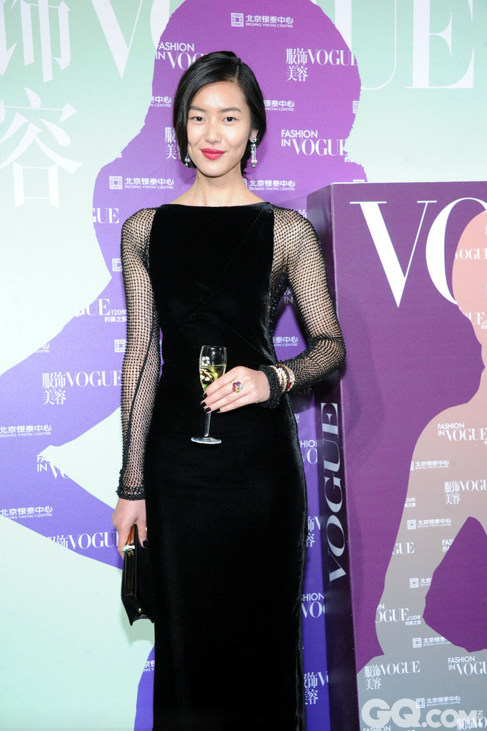 2012年10月30日，刘雯身穿黑色透视礼服出席《Vogue》120周年庆典，高雅万千。