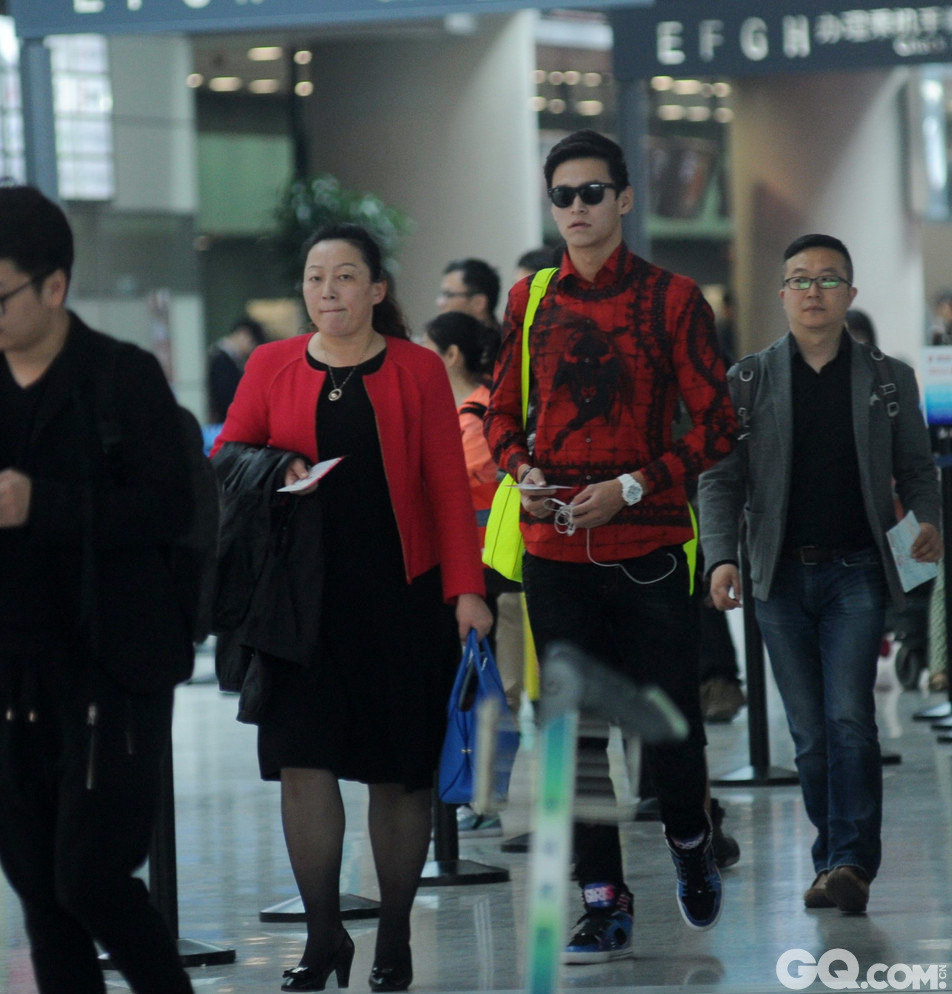 2015年4月25日，孙杨现身机场，妈妈随行陪同。  
