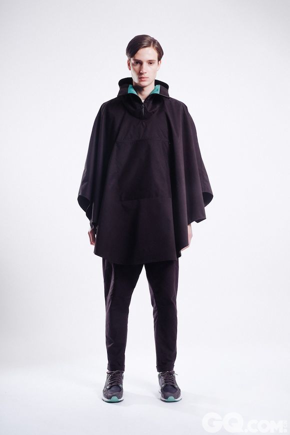 男装品牌 Vidur 日前发布 2015 秋冬系列。延续了上一季度的功能性与现代感。黑、白的色彩运用呈现出强有力的摩登感受，不断强化着品牌三年来的设计风格。