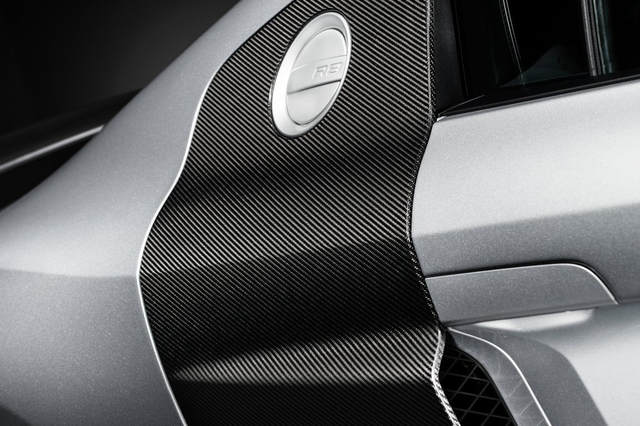 R8 Competition的设计灵感来自R8 LMS赛车，其车身使用了大量碳纤维组件，包括外后视镜盖、前扰流板、后尾翼和后扩散器等。此外，新车还配备了高光黑色抛光轮圈、运动型排气系统以及陶瓷刹车系统。内饰部分，奥迪R8 Competition同样引入大量碳纤维装饰，同时座椅、方向盘、中控面板以及门板等位置还采用红色缝线装饰，彰显豪华运动感。动力方面，奥迪R8 Competition版搭载一台经过重新调校的5.2L V10发动机，其最大功率达到425kW，同时在四驱系统的辅助下该车0-96km/h的加速时间仅为3.2秒，极速可以达到320km/h，被誉为有史以来最“快”的量产R8。