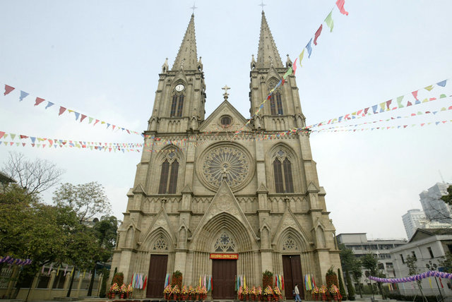 广州圣心教堂是天主教广州教区最宏伟、最具有特色的一间大教堂。该教堂建于1863年，落成于1888年，历时25年始建成，至今有130多年的历史。由于教堂的全部墙壁和柱子都是用花岗岩石砌造，所以又称之为