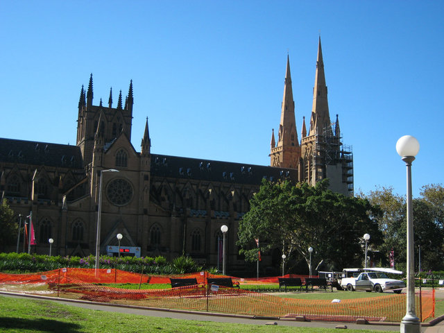 圣玛丽大教堂(St Mary's Cathedral)位于悉尼著名的海德公园的东面，是澳大利亚规模最大、最古老的宗教建筑，它是悉尼大主教的所在地，建于悉尼第一个天主教堂的旧址。大教堂是由当地的砂岩建成，“哥特式”的建筑风格是欧洲中世纪大教堂的建筑遗风。它始建于1821年，而天主教神父正式来到澳大利亚是在1820年，因此圣玛丽大教堂又被称为澳大利亚天主教堂之母(Mother Church of Australian Catholicism)。大教堂长107米，中殿24.3米宽，天花板高22.5米，中心塔高46.3米，前塔和尖塔的高度为74.6米。圣玛丽教堂气势雄伟恢宏，内部庄严肃穆。教堂地下墓穴的马洛哥神父地板图案，是以创世纪为主题的，由彩色的碎石镶嵌而成，因手工十分精巧而闻名世界。它不仅是过去的宝贵遗产，也是今天整个城市和国家精神和文化生活的重要组成部分。教堂内部可以免费自由参观，进入教堂，立刻就会被一种庄严肃穆的气氛所感染。
