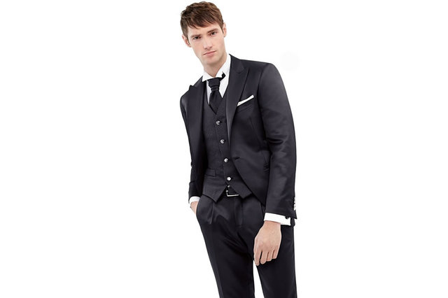 意大利经典男装品牌1911 Lubiam Cerimonia，以流畅的线条剪裁、细致奢华的质感、优雅的气质而深受欢迎。它旨在打造高雅、内敛的男士风尚。本季推出的男士礼服系列，设计简约而雅致，既有经典的黑蓝白纯色礼服来体现男士的稳重，也有彰显男士独特性格的暗花。