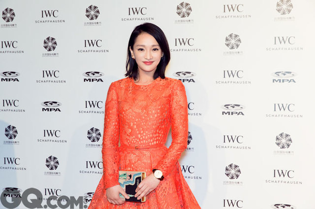 比香港金像奖早几天举行的北京国际电影节，也是红毯保持女星亮相高度的一个场合，周迅身为赞助商IWC万国表的品牌大使，自然也是不遗余力的戴着IWC腕表亮相。