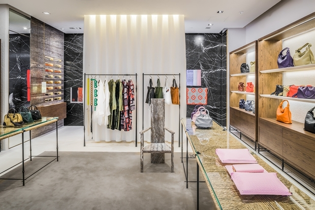 在创意总监Jonathan Anderson的创意指导之下，80平方米的空间中分别展示品牌女士成衣，皮具，配饰及鞋履系列。
