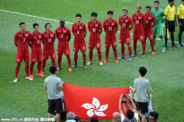 昨天，中国足协主席蔡振华抵达香港，今晚他将现场观战比赛，为国足加油助威。
之前蔡振华已在深圳和沈阳分别观看了中国队两场比赛，这次来到香港为中国队站脚助威，显示了中国足协对本场比赛的重视程度。