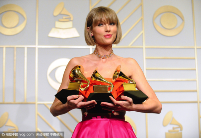 <strong>“格莱霉”的新纪录</strong><br>
霉霉又获奖了！她成了史上首个两次夺得格莱美“年度专辑”大奖的女艺人。剪不断、理还乱的情史八卦从来都影响不了Taylor Swift发挥她的音乐才华。几乎把世界上大大小小的奖项拿了个遍之后，今年她又凭《1989》和《Bad Blood》接连斩获第58届格莱美“年度专辑”、“最佳流行演唱专辑”和“最佳音乐录影带”三项综合类大奖。而此番评委们选择了强攻纯流行领域的《1989》，是否意味着格莱美也在默默转型？