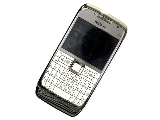 NO.2诺基亚E71
2008年推出的诺基亚E71一直处在全键盘手机的榜首位置，同时被称为是商务机中的颜值“扛把子”。全键盘可以大大提高输入的准确性和速度，同时背光灯的加入，也太高了手机的使用环境。 
