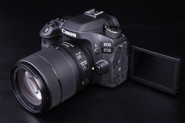 NO.3最佳中端DSLR相机：佳能80D
佳能80D作为一台APS-C画幅的单反相机，拥有 2420万像素，可用ISO达到12800，和上一代产品相比提升了画质，拥有较好的色彩还原度，同样拥有4K拍摄功能。

