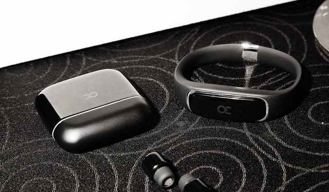 NO.3 Ashley Chloe的Fuse无线耳机
2016年可以说是无线耳机的爆发年，苹果AirPods的推出，大大加快了无线耳机市场的拓展，2017年一定会涌现出大量的无线耳机。Ashley Chloe的Fuse就打响了新年的第一炮。外形是陶瓷制作的外壳，靠可穿戴的手表式充电带充电。
