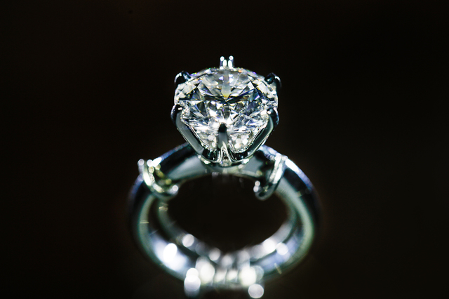 在蒂芙尼经典钻戒“传奇璀璨130年”主题展郑州站上展出的The Tiffany Setting蒂芙尼六爪镶嵌钻戒