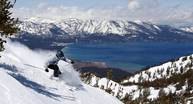 推荐理由：春季滑雪好去处。滑雪不仅是冬季的运动，太浩湖风景区的12座山峰上，一直到4月都覆盖着粉状的积雪。在春天滑雪不仅更有趣，也更安全，发生雪崩的几率大大降低。太浩湖的山脉还能为滑雪者带来更好的运动状态。