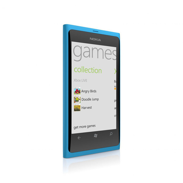 NO.1 Lumia800
2011年2月诺基亚宣布了新的品牌——Lumia，同一年发布了Lumia的收款开山之作——Lumia800手机。这款手机是当时Windows Phone阵营的标杆产品。整体设计与N9基本相似，内部搭配系统是WP7.5。Lumia800被人们广为流传的还是其一体化的机身设计，在当时颇为罕见。聚碳酸酯的机身和2.5D弧面屏都成为其标志特点。
