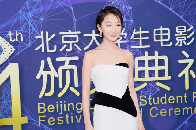 2017年5月26日，第二十四届北京大学生电影节闭幕式，周冬雨亮相助阵。当晚电影《七月与安生》也获得最佳编剧奖。