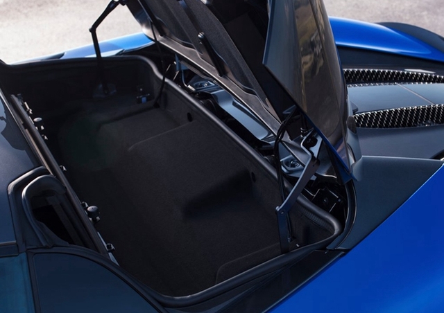 Monocell II 碳纤维单体底盘应用于 570S Spider 上，不仅完全未做任何更动及修改，保有 McLaren 自始维持的优异性能，得以在坚实的基础上，建构同样具备强悍表现的敞篷车型。