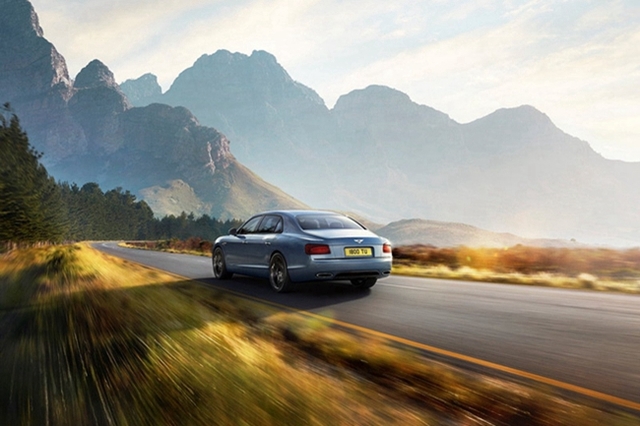 Bentley 日前公布 2017 年式样 Flying Spur W12 S 豪华轿车的官方图片，新款飞驰在外观方面基本延续了现款的设计，不过在细节处稍加调整，比如大灯、进气格栅、轮毂和尾灯等处的熏黑处理，让整体更具高端气质和深邃感。
