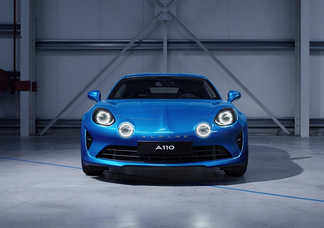 此前，Alpine曾亮相了一款Vision概念车，而此次即将发布的全新量产版跑车——A110在整体外观造型上与概念车保持了高度一致，也证明了Alpine品牌将正式回归。
