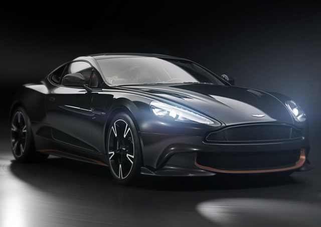也许是厂商为了着重展现Aston Martin Vanquish S Ultimate卓越超群的典雅品质，原厂提供了三种各不相同的搭配方案：Ultimate Black外观，并搭配Copper Bronze元素和座舱内Obsidian Black皮革
