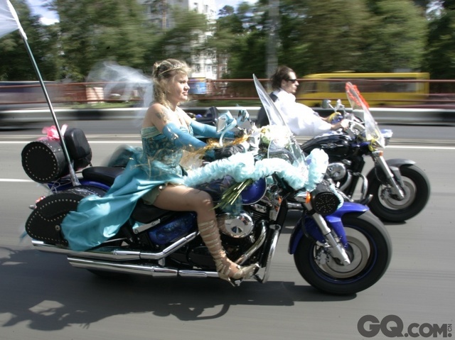 机车上的婚礼 2008年7月5日，一对爱好“速度与激情”的情侣在乌克兰基辅以飙车的方式完成了他们的婚礼！他们用这种特殊的方式来庆祝人生中最有纪念意义的日子并期待今后共同面对人生中的每一段冒险。